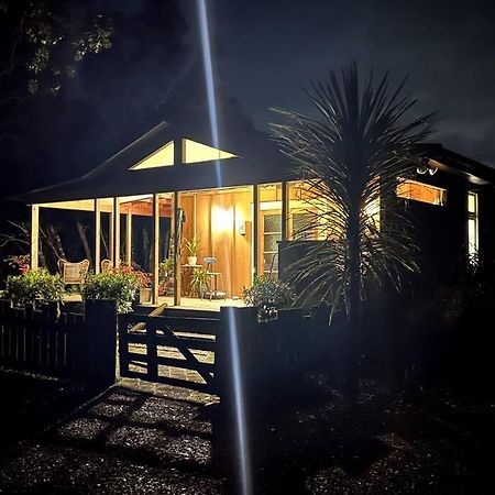 Oakura Pond Cottage - A Unique Kiwi Holiday Bach Exterior photo