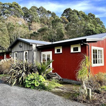 Oakura Pond Cottage - A Unique Kiwi Holiday Bach Exterior photo
