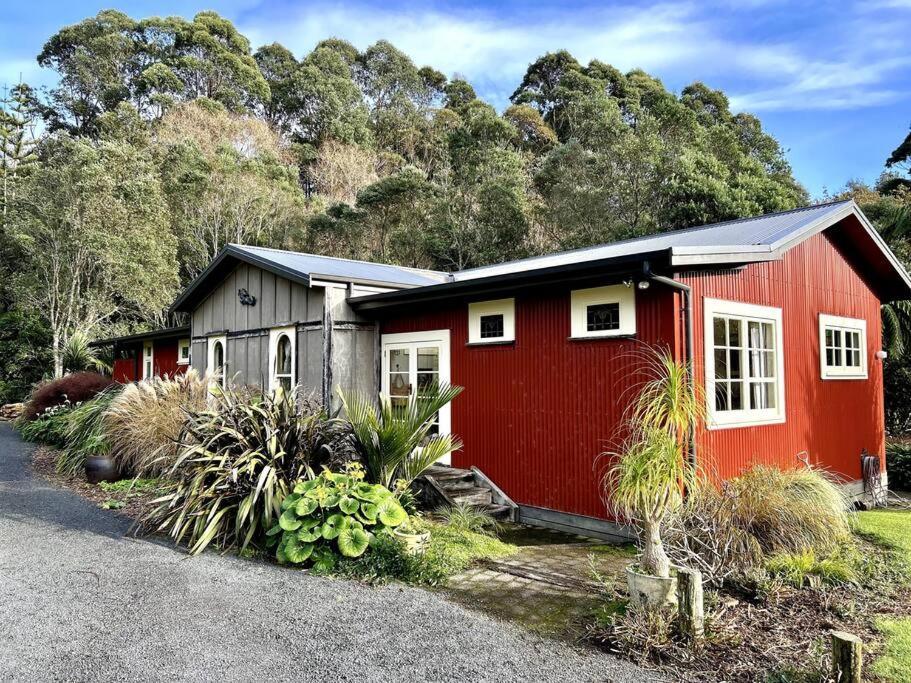 Oakura Pond Cottage - A Unique Kiwi Holiday Bach Exterior photo
